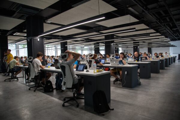 Büro mit Mitarbeitern